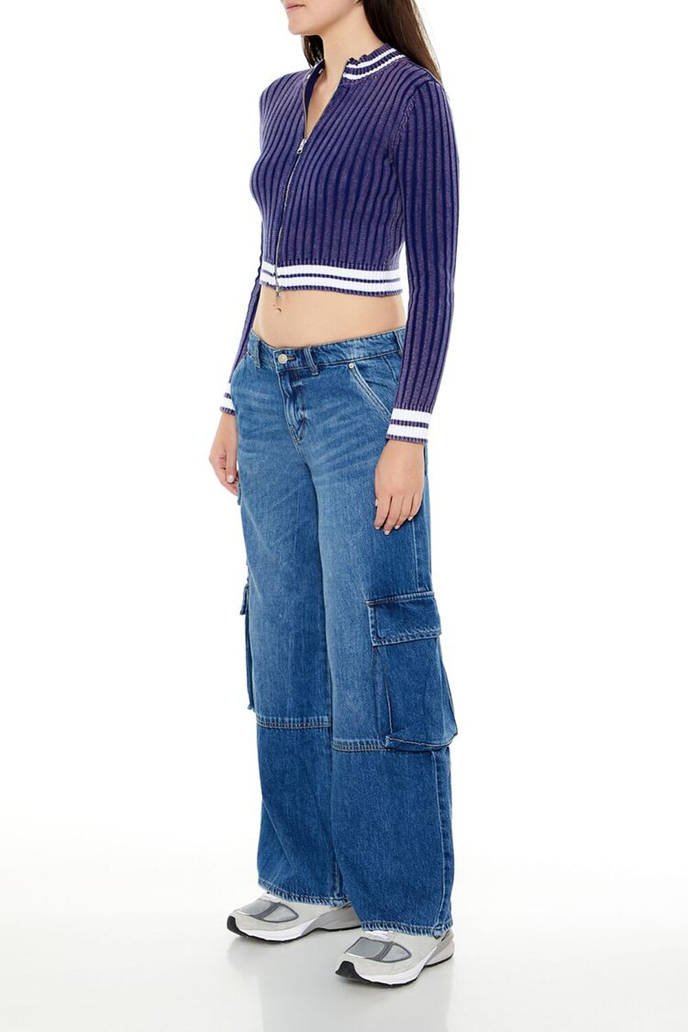 MEDIUM DENIM Low-Rise Wide-Leg Cargo Jeans, image 3